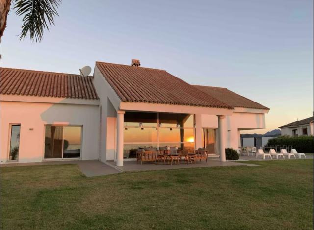 6 bedroom House - Detached Villa in Manilva