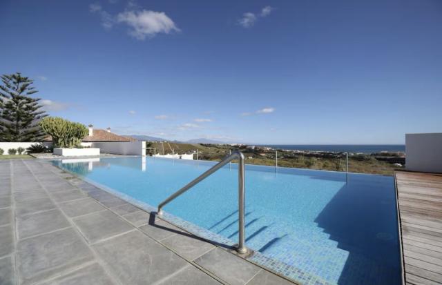 6 bedroom House - Detached Villa in Manilva