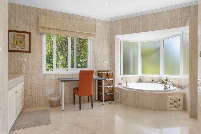 6 bedroom House - Detached Villa in El Paraiso