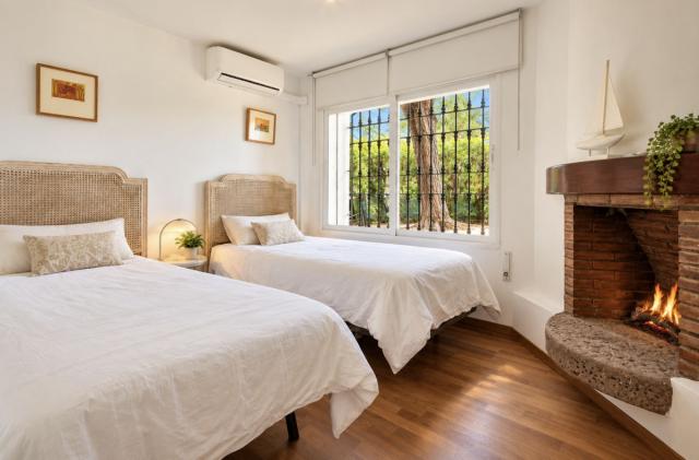 6 bedroom House - Detached Villa in Elviria