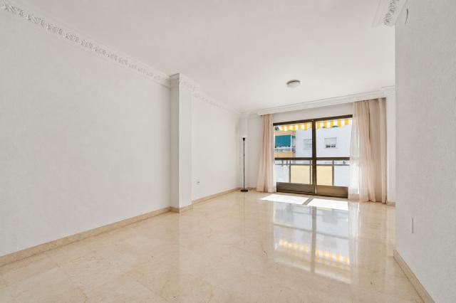 3 bedroom Apartment - Middle Floor Apartment in Estepona