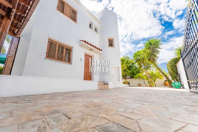 3 bedroom, detached house with TITLE DEEDS ready to transfer, in a quiet, corner,  cul de sac location just 750m to the beach and amenities of Pernera