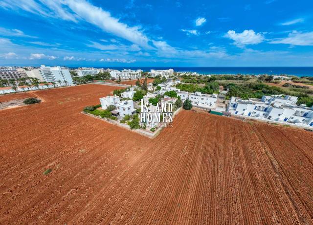 3 bedroom, detached house with TITLE DEEDS ready to transfer, in a quiet, corner,  cul de sac location just 750m to the beach and amenities of Pernera