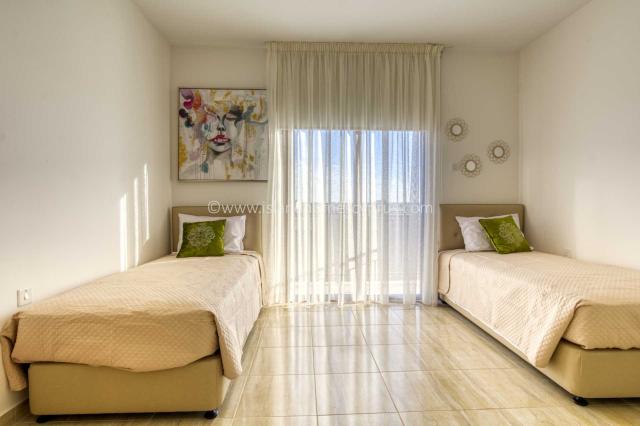 2 bedroom town house with TITLE DEEDS and communal swimming pool on the outskirts of Liopetri - CML104