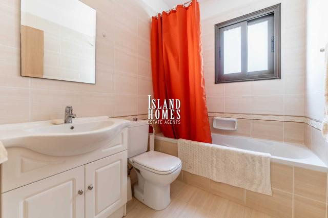 3 bedroom, 2 bathroom first floor apartment on popular Kapparis Complex with communal swimming pools, bar and gym - KYK139