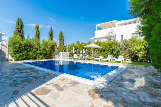 4 bedroom, 4 bathroom, detached villa with swimming pool and roof terrace with SEA VIEWS in superb location of Protaras - MLO113