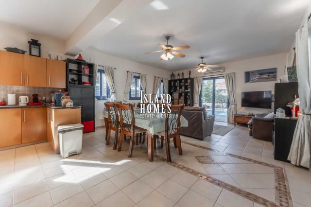 4 bedroom, 3 bathroom, charming detached villa with private swimming pool, roof terrace and TITLE DEEDS ready to transfer in convenient location of De