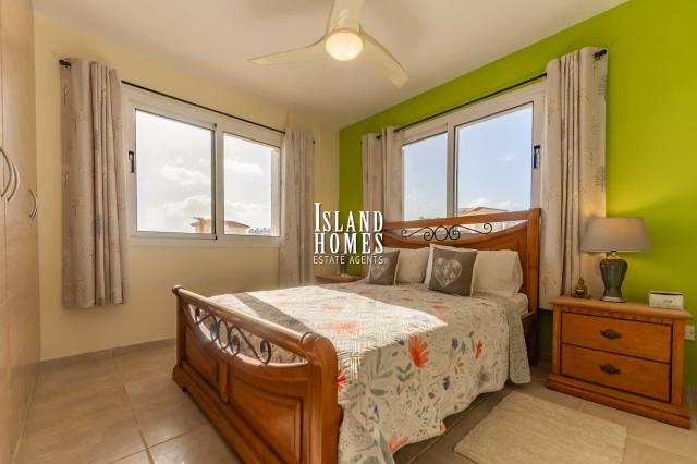 3 bedroom, second floor apartment with TITLE DEEDS on popular complex with two communal swimming pools in great location of Kapparis - THE133