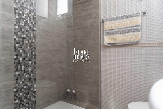 3 bedroom, second floor apartment with TITLE DEEDS on popular complex with two communal swimming pools in great location of Kapparis - THE133