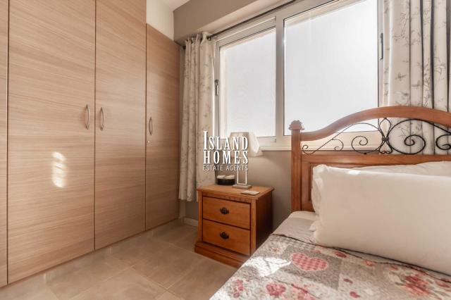 3 bedroom, second floor apartment with TITLE DEEDS on popular complex with two communal swimming pools in great location of Kapparis - THE133