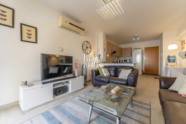 3 bedroom, second floor apartment with TITLE DEEDS on popular complex with two communal swimming pools in great location of Kapparis - THE133